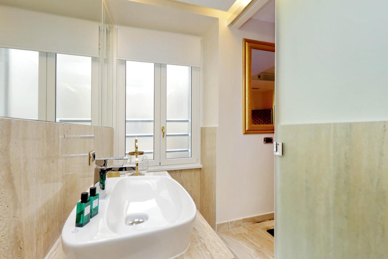 Trevi Diamond Luxury Suites & Jacuzzi โรม ภายนอก รูปภาพ